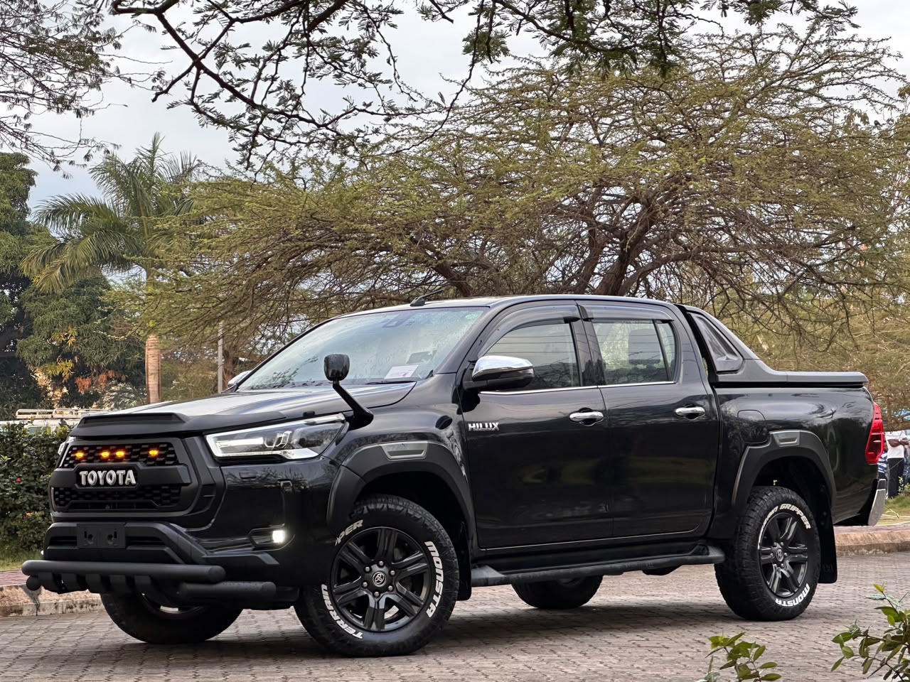TOYOTA HILUX DOUBLE CABIN thumbnail 3